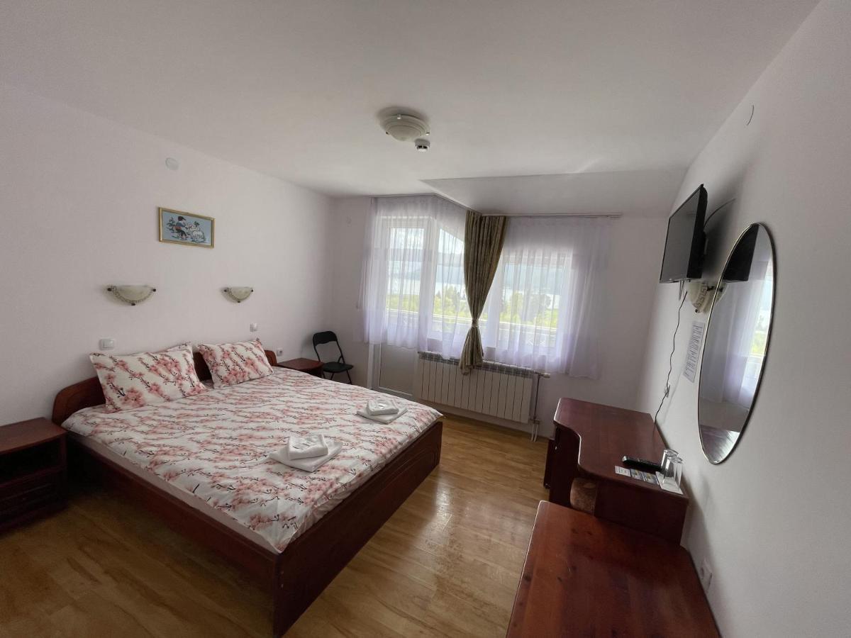Family Hotel Panorama Сырница Экстерьер фото