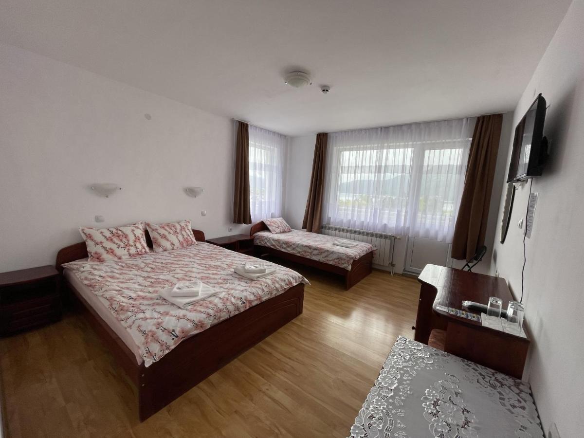 Family Hotel Panorama Сырница Экстерьер фото