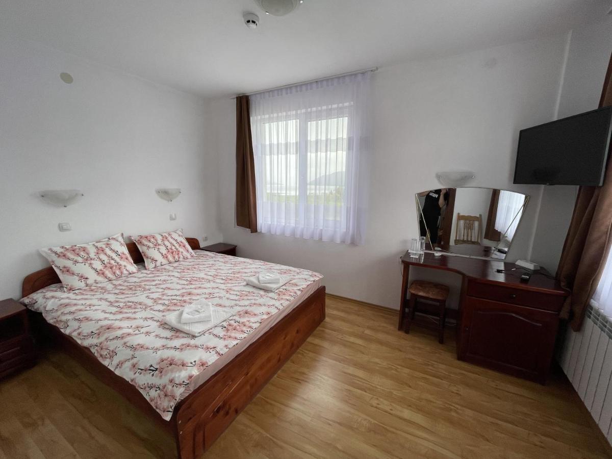 Family Hotel Panorama Сырница Экстерьер фото