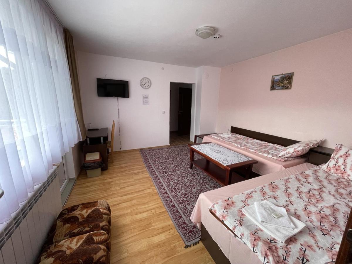 Family Hotel Panorama Сырница Экстерьер фото